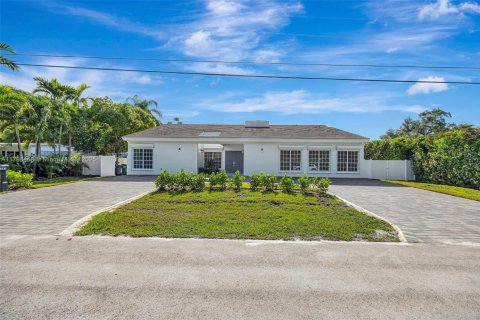 House in Miami, Florida 4 bedrooms, 304.07 sq.m. № 1762491 - photo 1