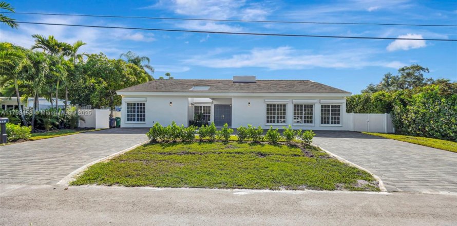 House in Miami, Florida 4 bedrooms, 304.07 sq.m. № 1762491