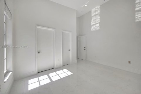 House in Miami, Florida 4 bedrooms, 304.07 sq.m. № 1762491 - photo 25