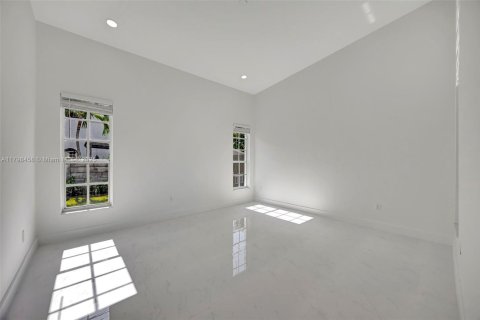 House in Miami, Florida 4 bedrooms, 304.07 sq.m. № 1762491 - photo 10