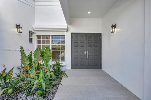 House in Miami, Florida 4 bedrooms, 304.07 sq.m. № 1762491 - photo 5