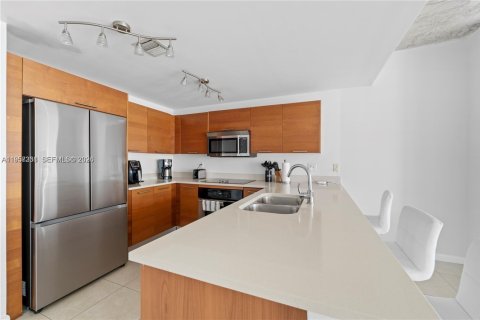 Condo in Miami, Florida, 2 bedrooms  № 2087827 - photo 3