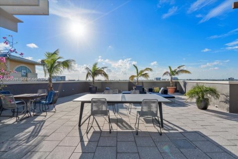 Condo in Miami, Florida, 2 bedrooms  № 2087827 - photo 17
