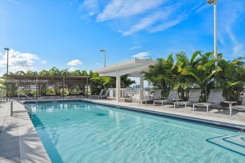 Condo in Miami, Florida, 2 bedrooms  № 2087827 - photo 15