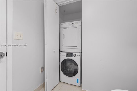 Condo in Miami, Florida, 2 bedrooms  № 2087827 - photo 9