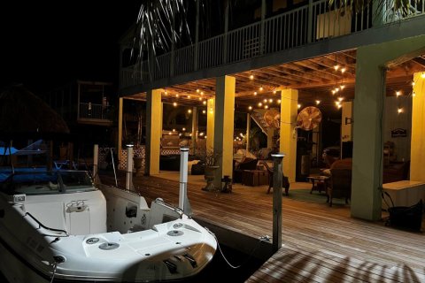 House in Tavernier, Florida 2 bedrooms, 114.46 sq.m. № 1034023 - photo 1