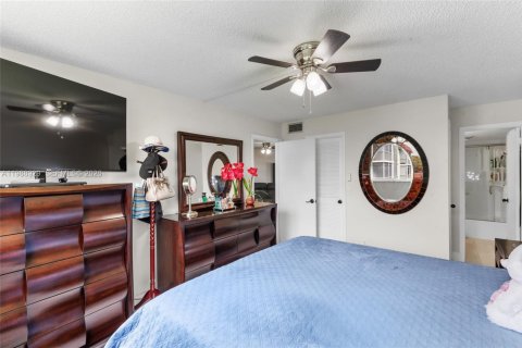 Condo in Pembroke Pines, Florida, 1 bedroom № 2051644 - photo 28
