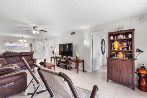 Condo in Pembroke Pines, Florida, 1 bedroom № 2051644 - photo 25