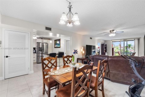 Condo in Pembroke Pines, Florida, 1 bedroom № 2051644 - photo 9