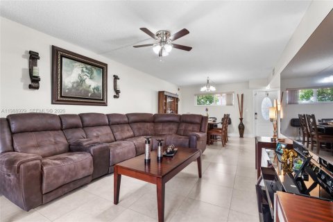 Condo in Pembroke Pines, Florida, 1 bedroom № 2051644 - photo 24