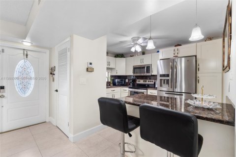 Condo in Pembroke Pines, Florida, 1 bedroom № 2051644 - photo 14