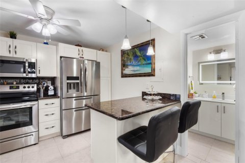 Condo in Pembroke Pines, Florida, 1 bedroom № 2051644 - photo 13