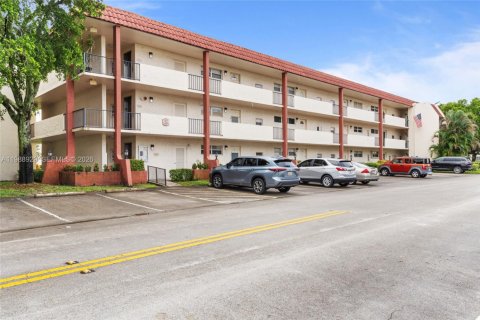 Condo in Pembroke Pines, Florida, 1 bedroom  № 2051644