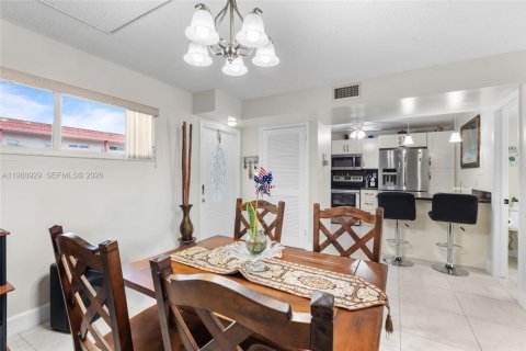 Condo in Pembroke Pines, Florida, 1 bedroom № 2051644 - photo 10
