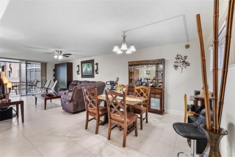 Condo in Pembroke Pines, Florida, 1 bedroom № 2051644 - photo 8