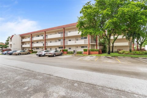 Condo in Pembroke Pines, Florida, 1 bedroom № 2051644 - photo 3