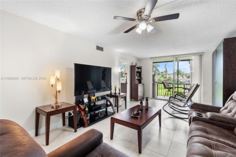 Condo in Pembroke Pines, Florida, 1 bedroom № 2051644 - photo 21