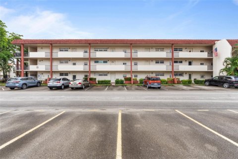 Condo in Pembroke Pines, Florida, 1 bedroom № 2051644 - photo 2