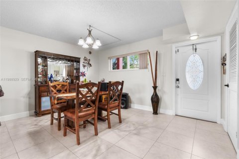Condo in Pembroke Pines, Florida, 1 bedroom № 2051644 - photo 11