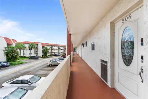 Condo in Pembroke Pines, Florida, 1 bedroom № 2051644 - photo 5