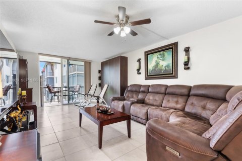 Condo in Pembroke Pines, Florida, 1 bedroom № 2051644 - photo 20