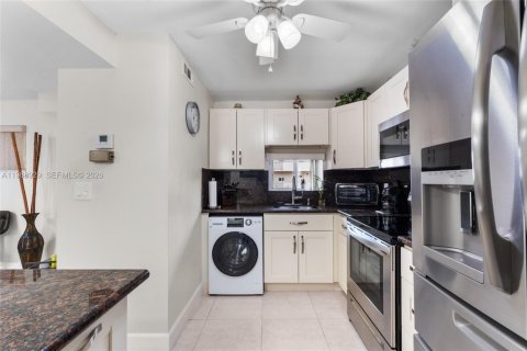 Condo in Pembroke Pines, Florida, 1 bedroom № 2051644 - photo 18