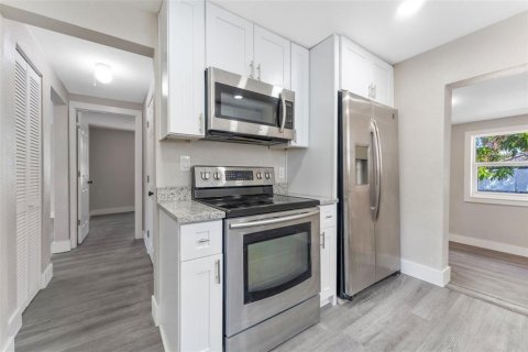 House in Saint Petersburg, Florida 3 bedrooms, 96.25 sq.m. № 1907886 - photo 3