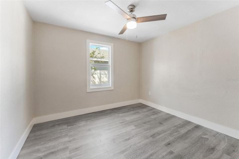 House in Saint Petersburg, Florida 3 bedrooms, 96.25 sq.m. № 1907886 - photo 8