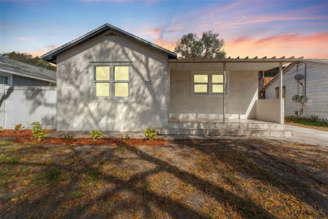 House in Saint Petersburg, Florida 3 bedrooms, 96.25 sq.m. № 1907886 - photo 1