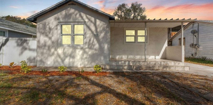 House in Saint Petersburg, Florida 3 bedrooms, 96.25 sq.m. № 1907886