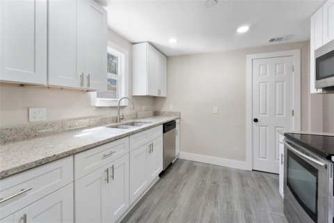House in Saint Petersburg, Florida 3 bedrooms, 96.25 sq.m. № 1907886 - photo 4