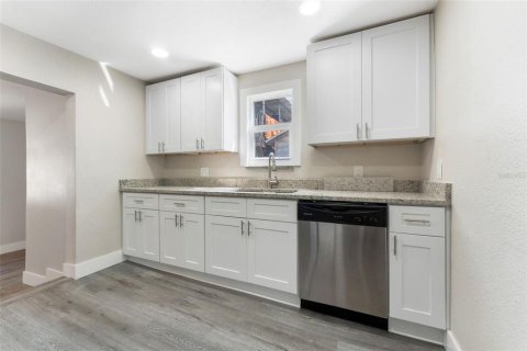 House in Saint Petersburg, Florida 3 bedrooms, 96.25 sq.m. № 1907886 - photo 5
