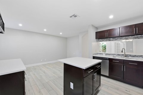 House in Coral Springs, Florida 4 bedrooms, 182.18 sq.m. № 2171645 - photo 22