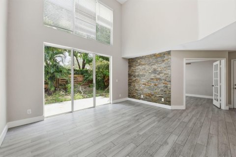 House in Coral Springs, Florida 4 bedrooms, 182.18 sq.m. № 2171645 - photo 15