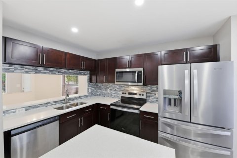 House in Coral Springs, Florida 4 bedrooms, 182.18 sq.m. № 2171645 - photo 19