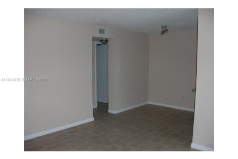 Condo in North Bay Village, Florida, 1 bedroom  № 2042909 - photo 2