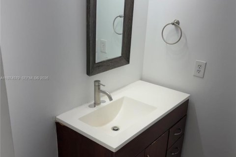 Condo in North Bay Village, Florida, 1 bedroom  № 2042909 - photo 15