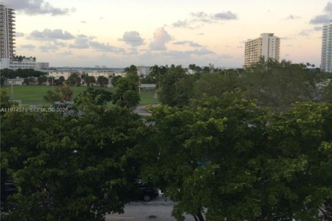 Condo in North Bay Village, Florida, 1 bedroom  № 2042909 - photo 11