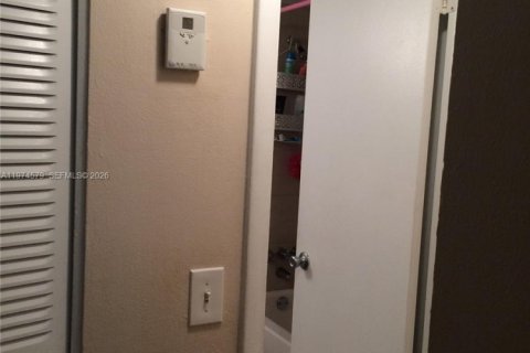 Condo in North Bay Village, Florida, 1 bedroom  № 2042909 - photo 14