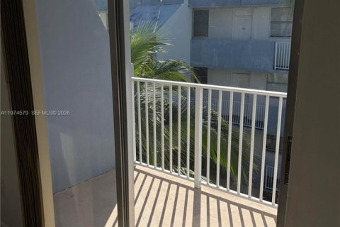 Condo in North Bay Village, Florida, 1 bedroom  № 2042909 - photo 30