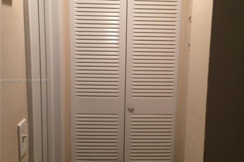 Condo in North Bay Village, Florida, 1 bedroom  № 2042909 - photo 13