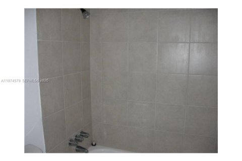 Condo in North Bay Village, Florida, 1 bedroom  № 2042909 - photo 10