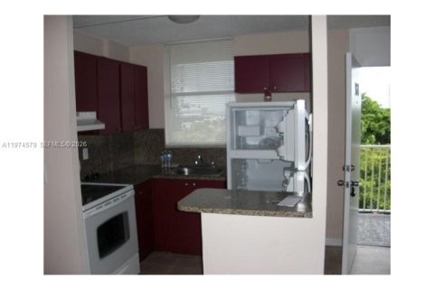 Condo in North Bay Village, Florida, 1 bedroom  № 2042909 - photo 6