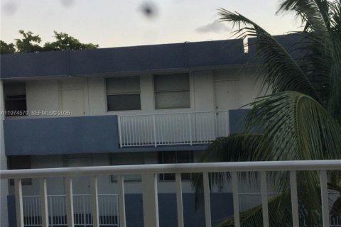 Condo in North Bay Village, Florida, 1 bedroom  № 2042909 - photo 12