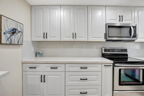 Condo in Pembroke Pines, Florida, 2 bedrooms № 2082644 - photo 13