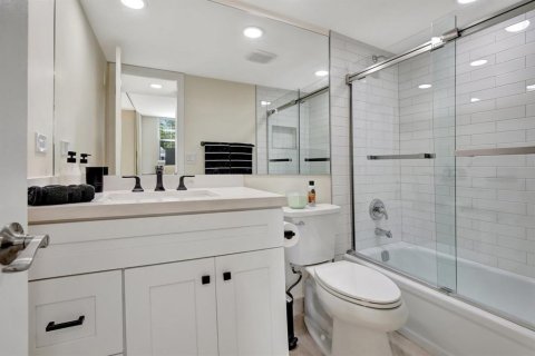 Condo in Pembroke Pines, Florida, 2 bedrooms № 2082644 - photo 11
