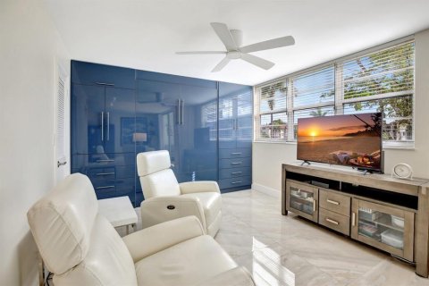 Condo in Pembroke Pines, Florida, 2 bedrooms № 2082644 - photo 9