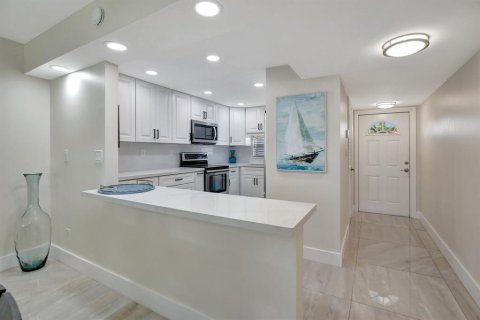 Condo in Pembroke Pines, Florida, 2 bedrooms № 2082644 - photo 16