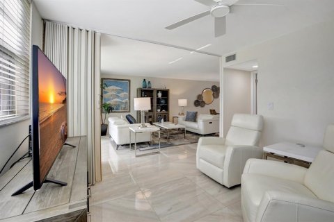 Condo in Pembroke Pines, Florida, 2 bedrooms № 2082644 - photo 25