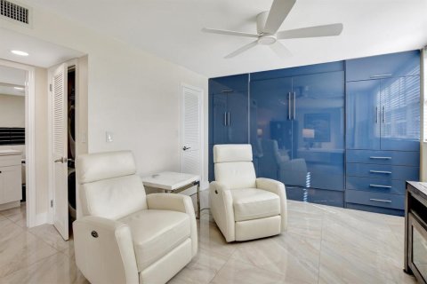 Condo in Pembroke Pines, Florida, 2 bedrooms № 2082644 - photo 24